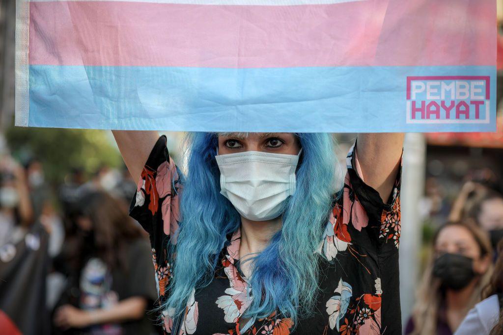 Onur Yürüyüşü'nde Trans Bayrağı Tutan Bir Kişi