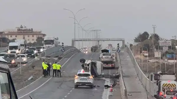 hatayda feci kaza minibus ile otomobil carpisti cok sayida yarali var bMOgpu4Y.jpg