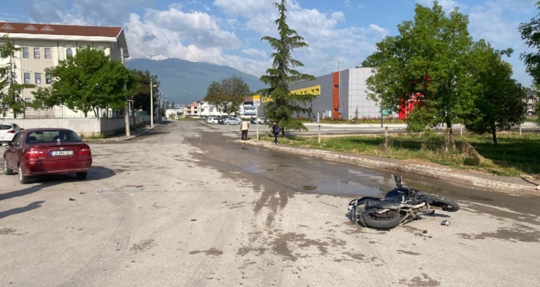 otomobil-ile-motosiklet-carpisti-5-kisi-yaralandi-Cp4A6KH9