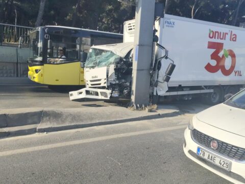 Bahcelievler d 100de feci kaza kontrolden cikan kamyonet direge ok gibi saplandi 5GgbviXS